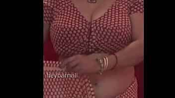 Big boobs aunty wearing saree video